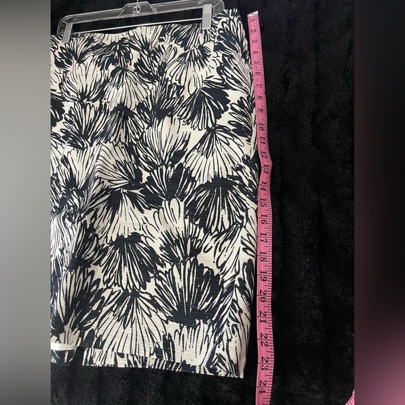 Ann Taylor Floral Black and White Skirt. Size 12 - Picture 5 of 6
